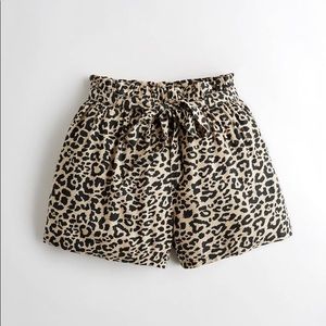 Hollister Ultra High Rise Paper Bag Shorts Size L